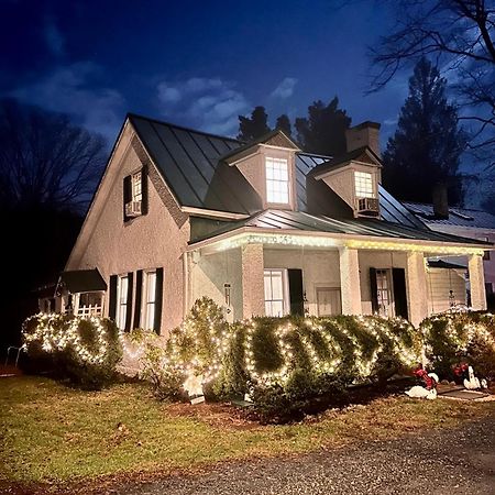 Across The Inn Entire Colonial House With Lovely Porch & Extremely Fast Wi-Fi Washington Eksteriør bilde