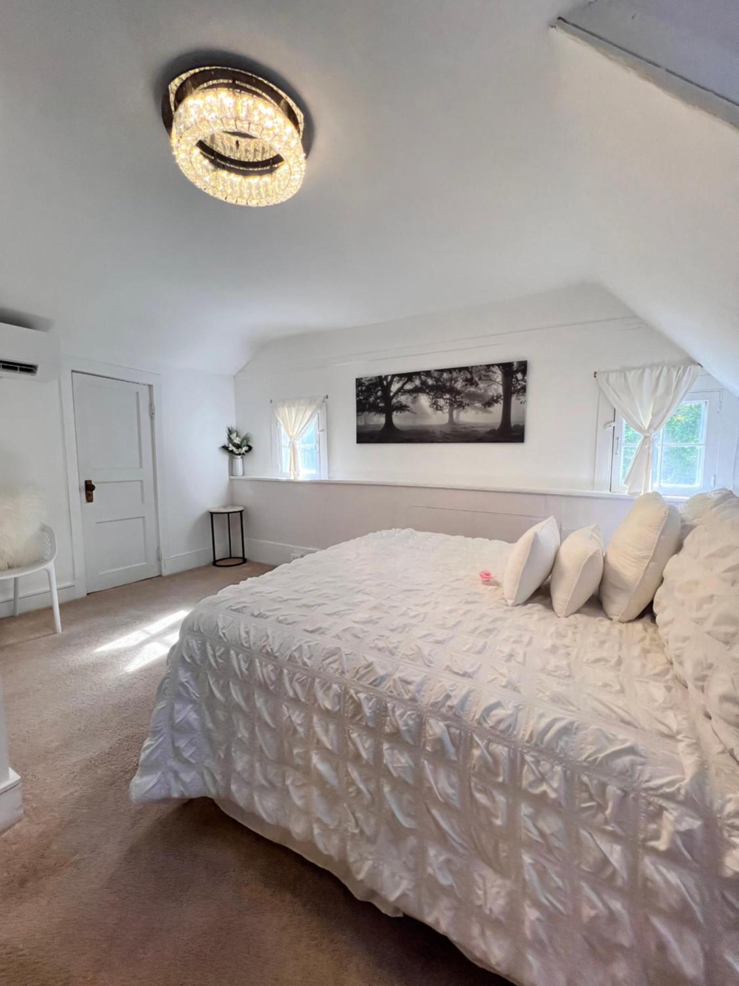 Across The Inn Entire Colonial House With Lovely Porch & Extremely Fast Wi-Fi Washington Eksteriør bilde